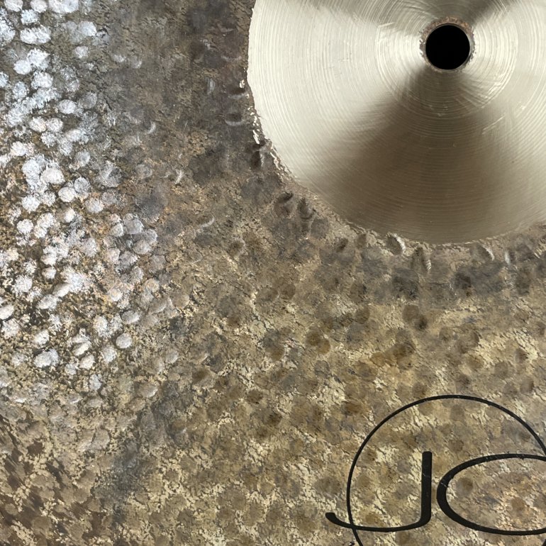 Anatolian JC Series 18" Brown Sugar Crash - close up af klokken