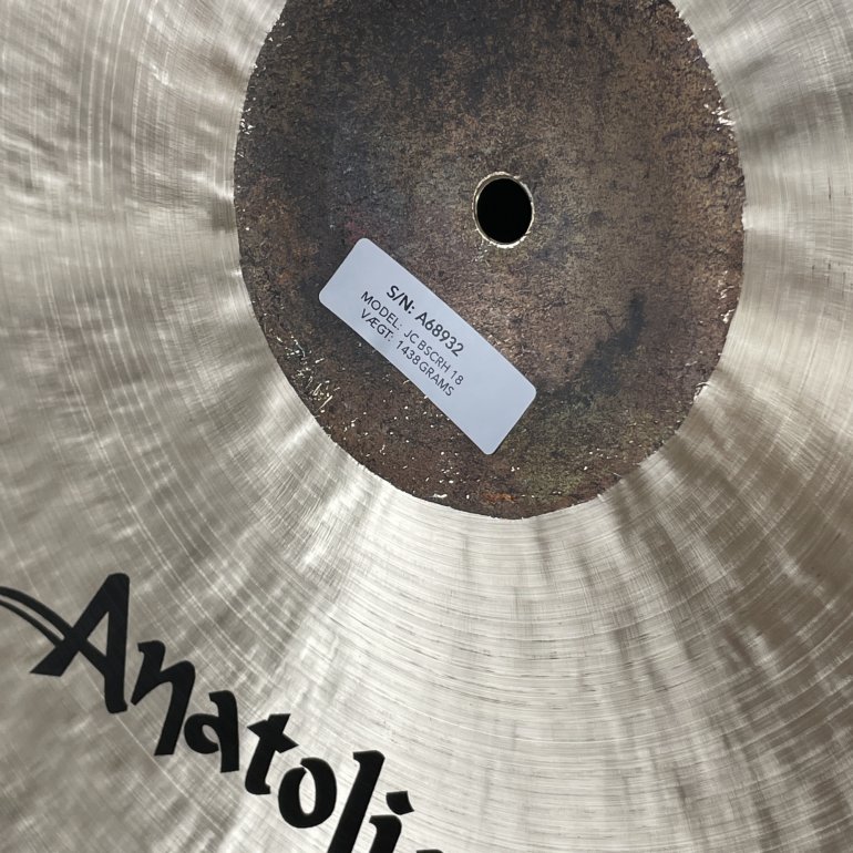 Anatolian JC Series 18" Brown Sugar Crash - bagsiden vist, men Anatolian logo og det klistermærk under klokken der indeholder serienummer og model.