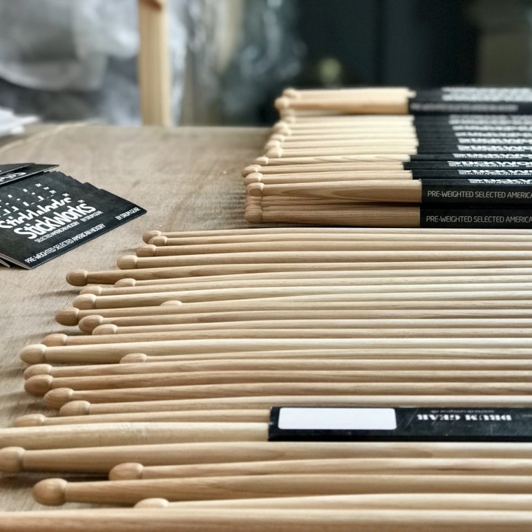 StickWorks trommestikker vist på værkstedet, hvor stikker matches.