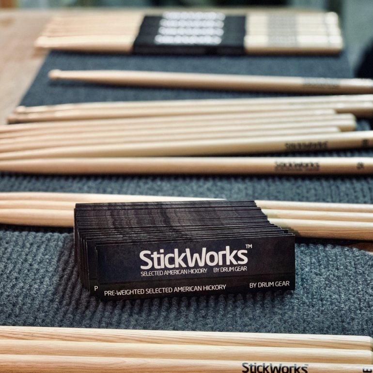 StickWorks trommestikker vist på værkstedet, hvor stikker matches.