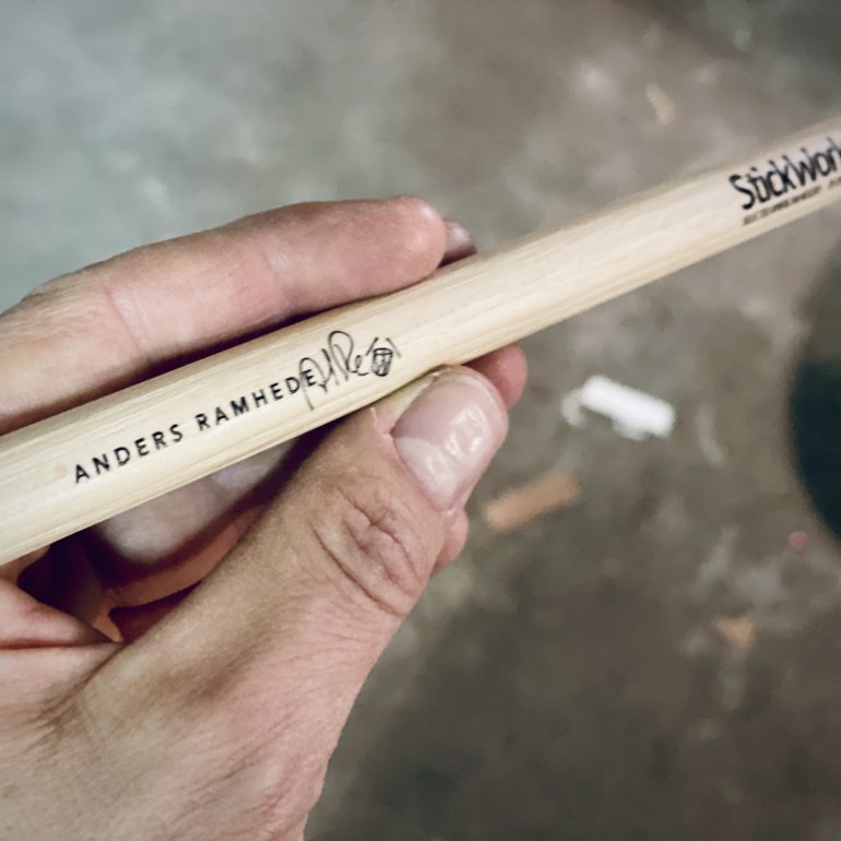 Her kan man se en custom-logo trommestik fra StickWorks med Anders Ramhedes navn på