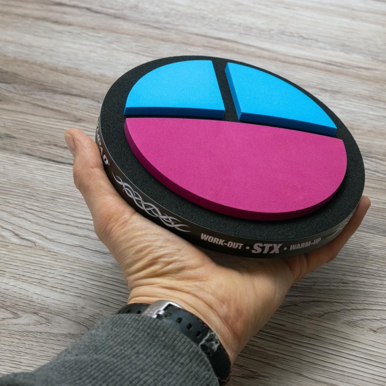 STX pad holdt i hånden