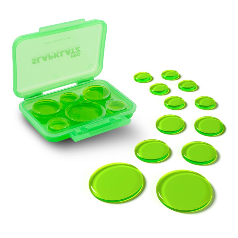 SlapKlat PRO grøn (alien green) - de 12 trommedæmpere vist på hvid baggrund sammen med æske