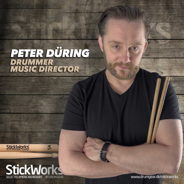 Peter Düring med et sæt StickWorks 5A trommerstikker