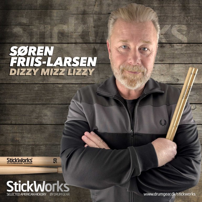 Søren Friis fra Dizzy miss Lizzy med et sæt StickWorks 5B trommestikker