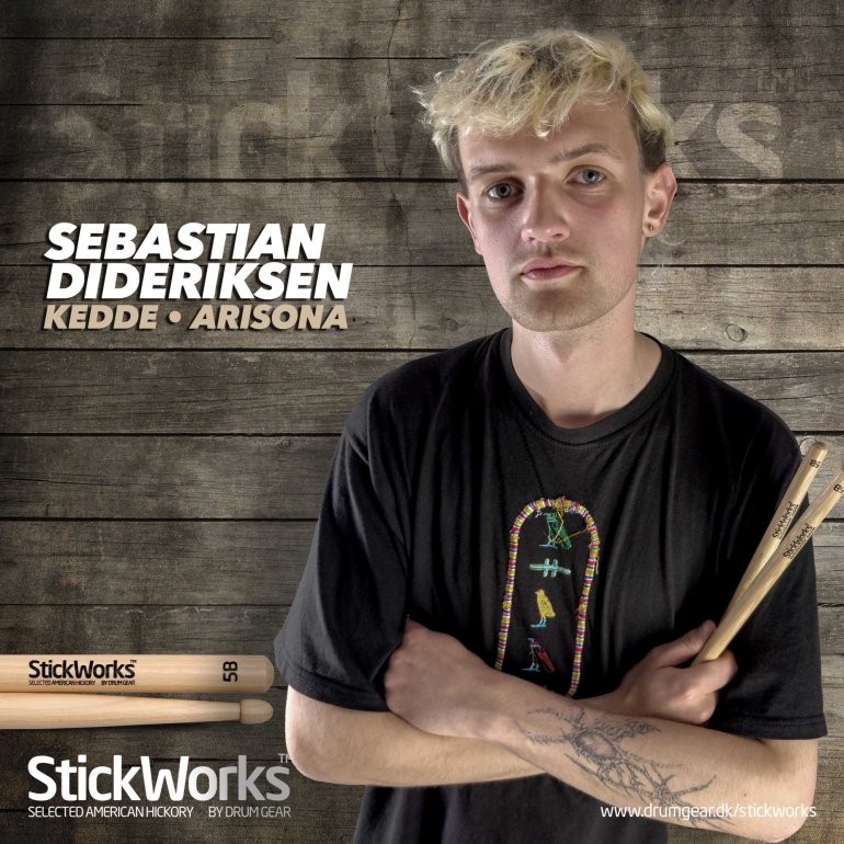 Sebastian Dideriksen fra Kende med et sæt StickWorks trommestikker
