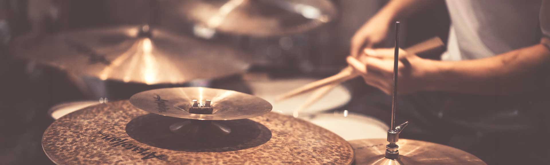 Anatolian bækkener på et trommesæt - jazz klub stemning