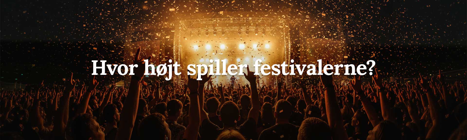 Publikum til live festival koncert med hænder i vejret foran oplyst scene