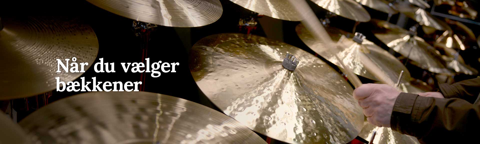 trommeslager tester forskellige bækkener